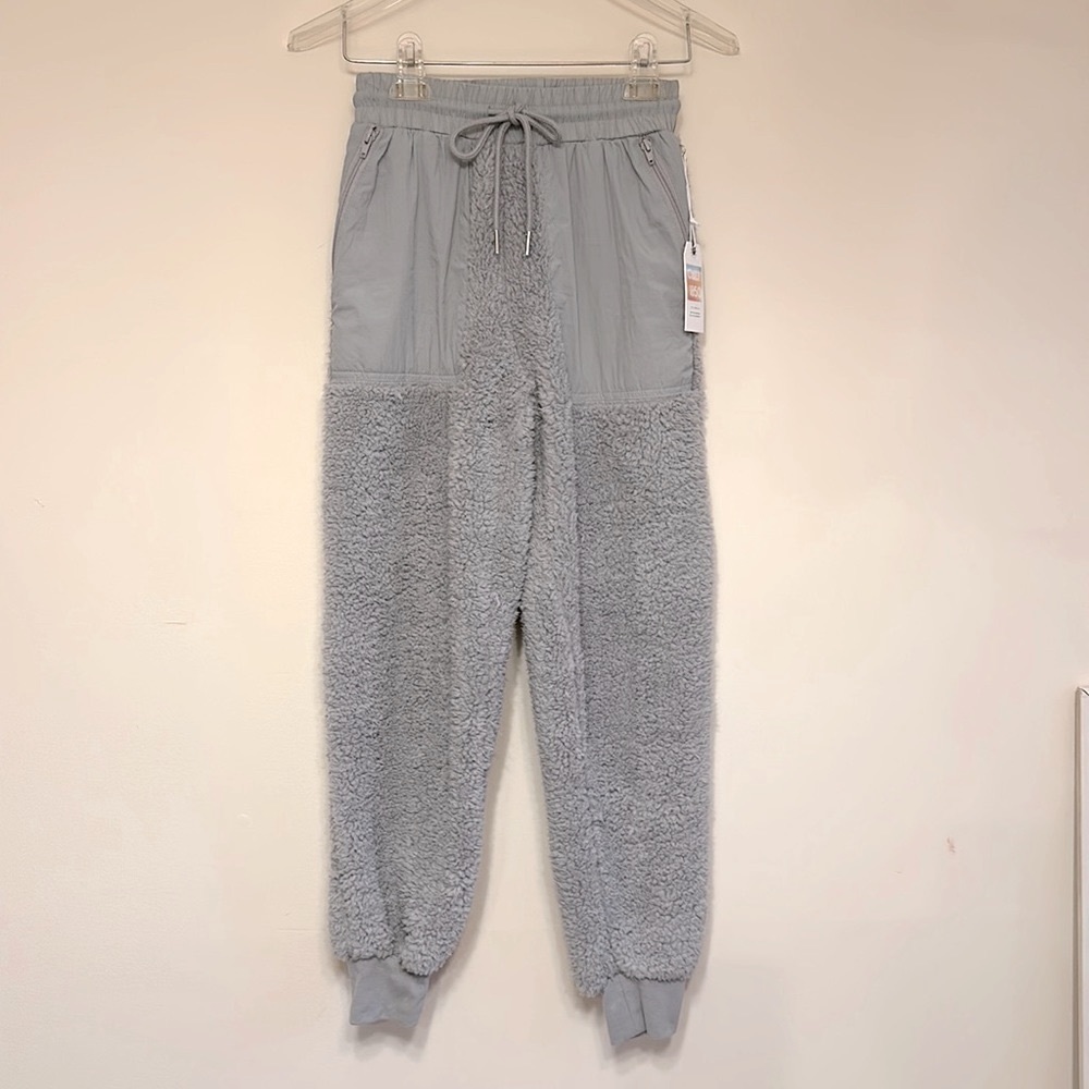 CALI 1850 Los Angeles Gray Faux Fur Soft Winter Furry Sweatpants Size XS NWT